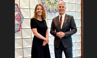 Candice Welsch junto al embajador de Estados Unidos, Marc Ostfield. Foto: @USAmbPY