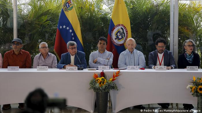 Representantes del ELN y del Gobierno colombiano durante la primera ronda de negociaciones en Caracas. Foto: DW