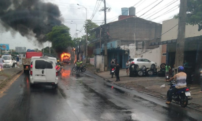 Incendio de un colectivo en zona de 4 Mojones. Foto: Ñandutí