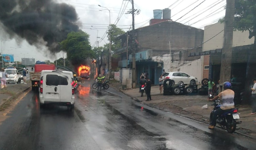 Incendio de un colectivo en zona de 4 Mojones. Foto: Ñandutí