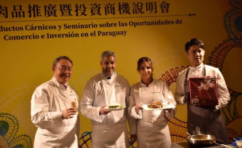 El presidente y la primera dama acompañaron la preparación de platos con carne porcina paraguaya que se degustó en Taiwán. Foto Gentileza