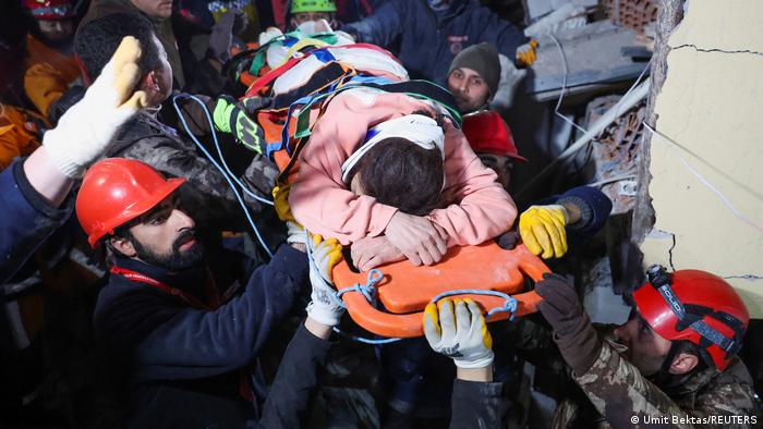 Mujer rescatada en Hatay. Fuente: DW