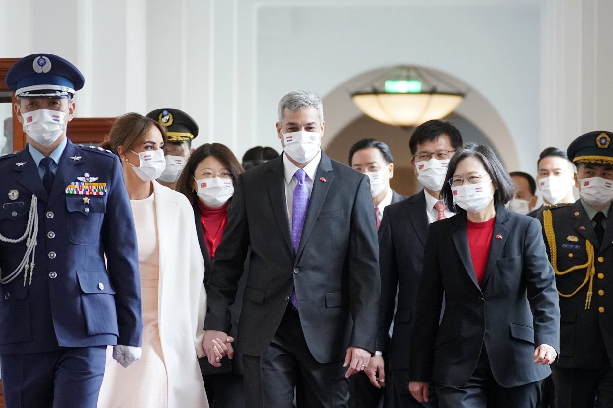 Mario Abdo Benítez acompañado de Silvana López y Tsai Ing-we. Foto: @MOFA_Taiwan