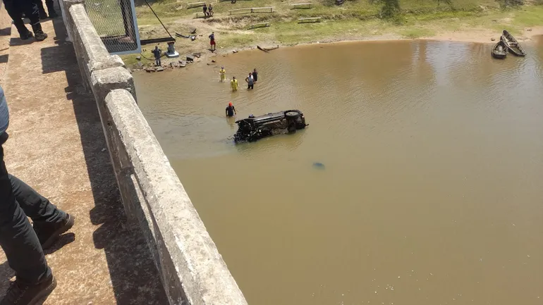 El vehículo cayó al río. Foto: Gentileza