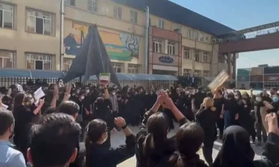 Alumnas de la Universidad de Teherán, en una protesta para pedir "libertad", tras la muerte de Mahsa Amini, presa por la "policía de la moral" en septiembre de 2022. Foto: Clarín