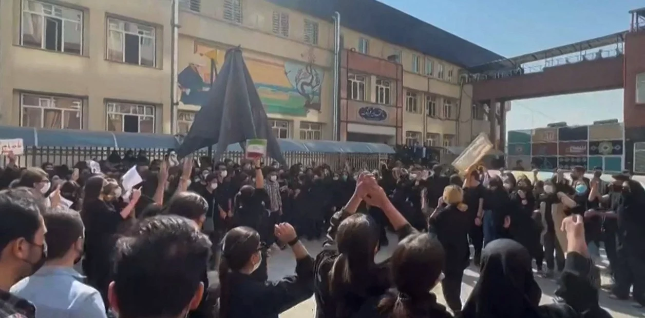 Alumnas de la Universidad de Teherán, en una protesta para pedir "libertad", tras la muerte de Mahsa Amini, presa por la "policía de la moral" en septiembre de 2022. Foto: Clarín