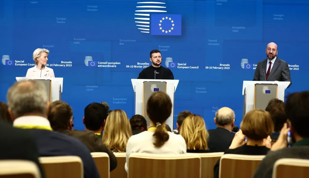 Ursula von der Leyen, Volodimir Zelenski y Charles Michel, este jueves en Bruselas. Foto: El País.