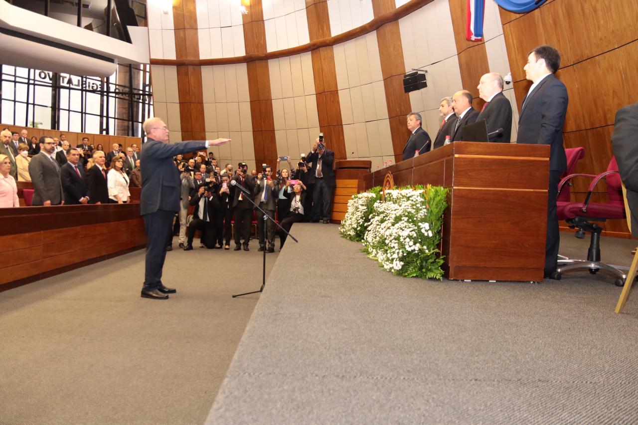 Emiliano Rolón jurando como nuevo fiscal general del Estado. Foto: Gentileza