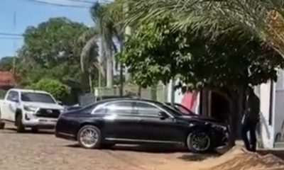 Vehículo de Lugo ingresando a su vivienda el viernes tras su regreso al país luego de casi 7 meses. Foto: captura de vídeo.