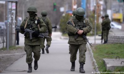 Soldados rusos patrullan instalaciones en Simferopol, en la península ucraniana ocupada de Crimea. Foto: DW