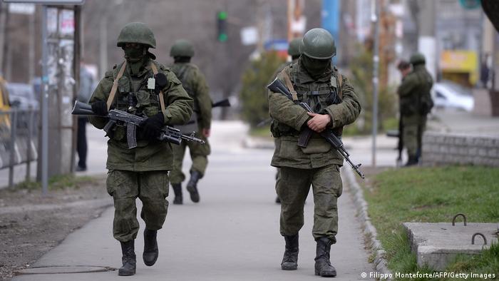 Soldados rusos patrullan instalaciones en Simferopol, en la península ucraniana ocupada de Crimea. Foto: DW