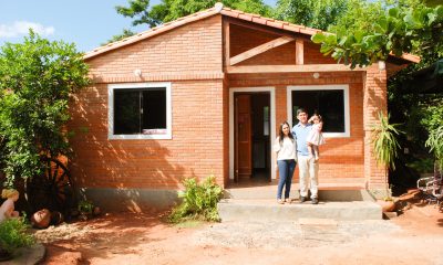 Familia que accedió a su vivienda propia. Foto: Gentileza.