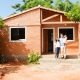 Familia que accedió a su vivienda propia. Foto: Gentileza.