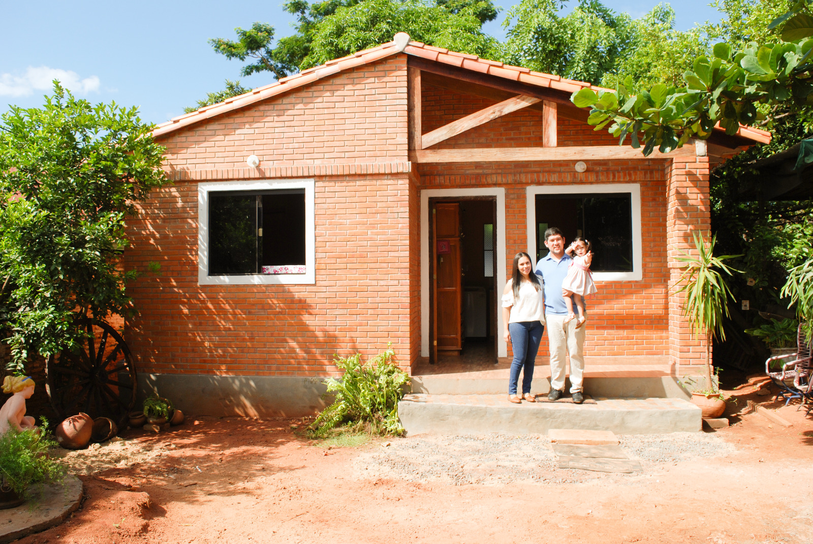 Familia que accedió a su vivienda propia. Foto: Gentileza.