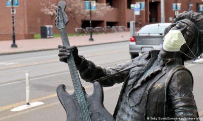 La escultura de Daryl Smith ''The Electric Lady Studio Guitar'', una estatua del fallecido guitarrista de rock Jimi Hendrix situada en la avenida Broadway de Seattle, aparece en la imagen con una mascarilla. Archivo: 06.04.2020 - DW