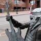 La escultura de Daryl Smith ''The Electric Lady Studio Guitar'', una estatua del fallecido guitarrista de rock Jimi Hendrix situada en la avenida Broadway de Seattle, aparece en la imagen con una mascarilla. Archivo: 06.04.2020 - DW