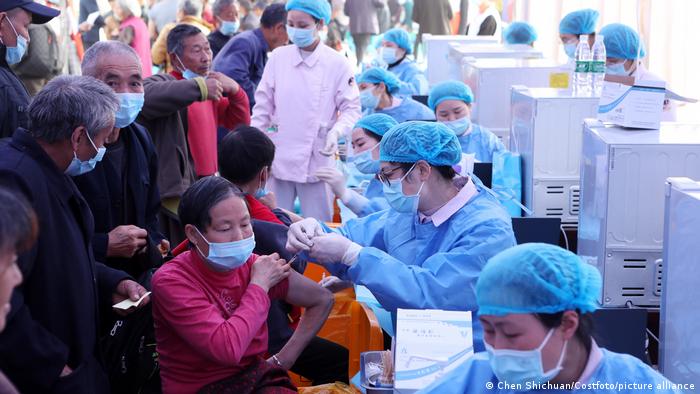 Vacunación en China. Foto: DW