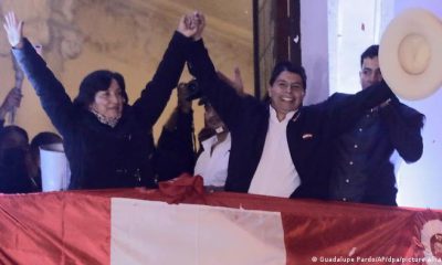 Dina Boluarte y Pedro Castillo saludan a sus partidarios tras ser declarados ganadores de los comicios presidenciales de perú hace dos años. Foto: DW- Archivo