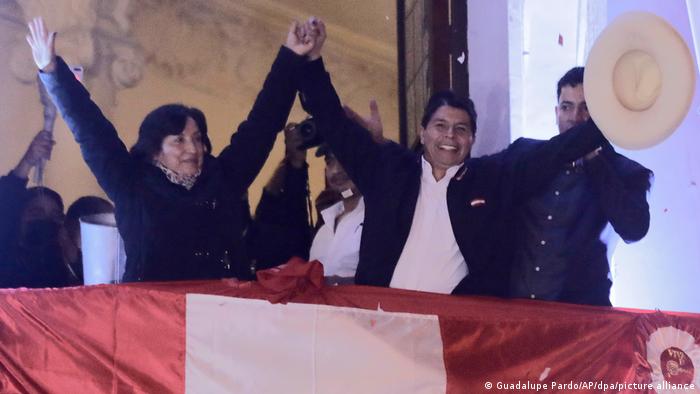 Dina Boluarte y Pedro Castillo saludan a sus partidarios tras ser declarados ganadores de los comicios presidenciales de perú hace dos años. Foto: DW- Archivo