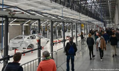 Numerosos visitantes recorren una nave de la Gigafactoría de Tesla durante una jornada de puertas abiertas en Grünheide, al este de Berlín, una de las cuatro plantas de la compañía en el mundo. Foto: DW