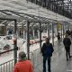 Numerosos visitantes recorren una nave de la Gigafactoría de Tesla durante una jornada de puertas abiertas en Grünheide, al este de Berlín, una de las cuatro plantas de la compañía en el mundo. Foto: DW