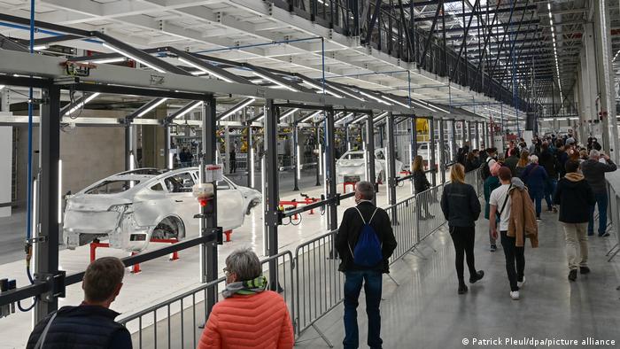 Numerosos visitantes recorren una nave de la Gigafactoría de Tesla durante una jornada de puertas abiertas en Grünheide, al este de Berlín, una de las cuatro plantas de la compañía en el mundo. Foto: DW