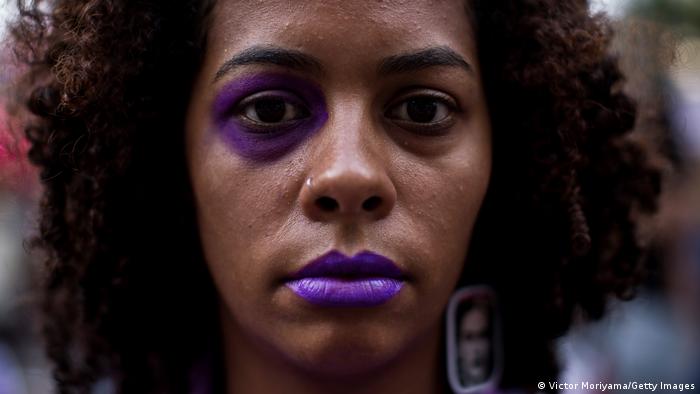 Violencia física, psicológica, económica, patrimonial, vicaria, política, ciberviolencia: la violencia de género tiene muchas caras. Foto: DW