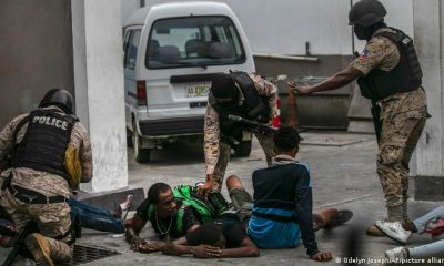Policías haitianos realizan una detención. Foto: DW