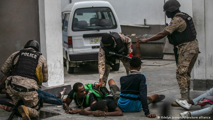 Policías haitianos realizan una detención. Foto: DW