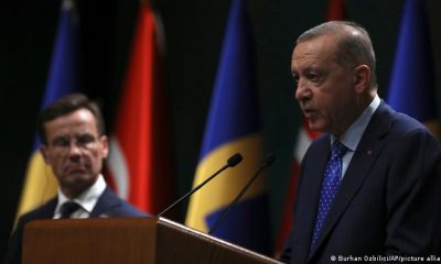 El primer ministro sueco mira al presidente de Turquía, Recep Tayyip Erdogan, tras una reunión en noviembre de 2022. Foto: DW