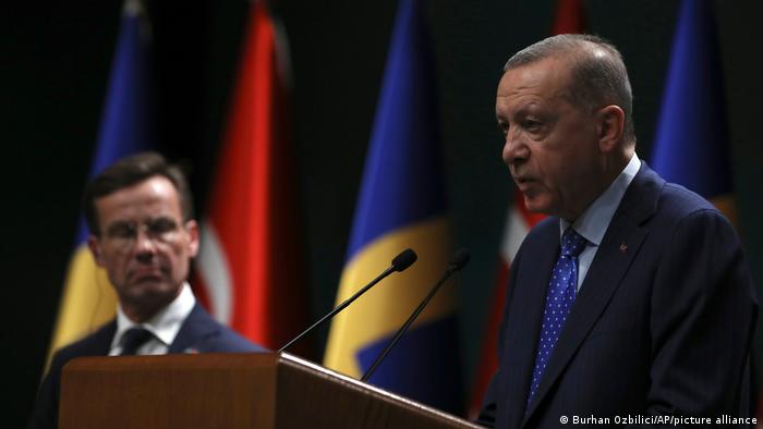 El primer ministro sueco mira al presidente de Turquía, Recep Tayyip Erdogan, tras una reunión en noviembre de 2022. Foto: DW