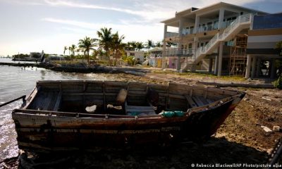 Una embarcación de inmigrantes yace encallada en Tavernier, Florida. Foto: DW