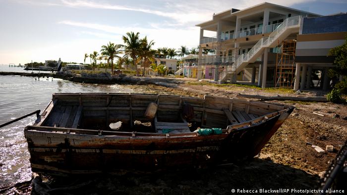 Una embarcación de inmigrantes yace encallada en Tavernier, Florida. Foto: DW