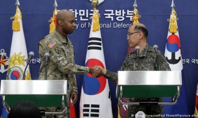 Los portavoces del Estado Mayor Conjunto surcoreano, Lee Sung-jun (derecha) y el de las Fuerzas estadounidenses en Corea (USFK), Isaac Taylor anunciaron las maniobras en Seúl. Foto: DW