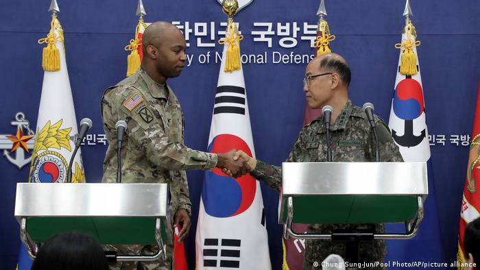 Los portavoces del Estado Mayor Conjunto surcoreano, Lee Sung-jun (derecha) y el de las Fuerzas estadounidenses en Corea (USFK), Isaac Taylor anunciaron las maniobras en Seúl. Foto: DW