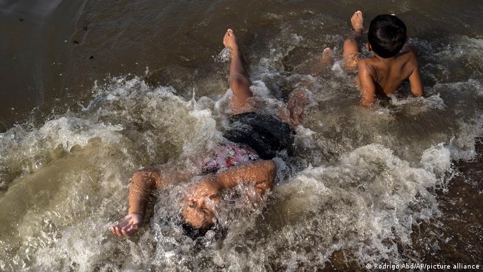 Niños bañándose en el Río de la Plata para combatir las altas temperaturas. Foto: DW