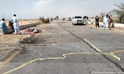 Oficiales de seguridad inspeccionan el lugar de la explosión cerca de Dhadar. Foto: DW