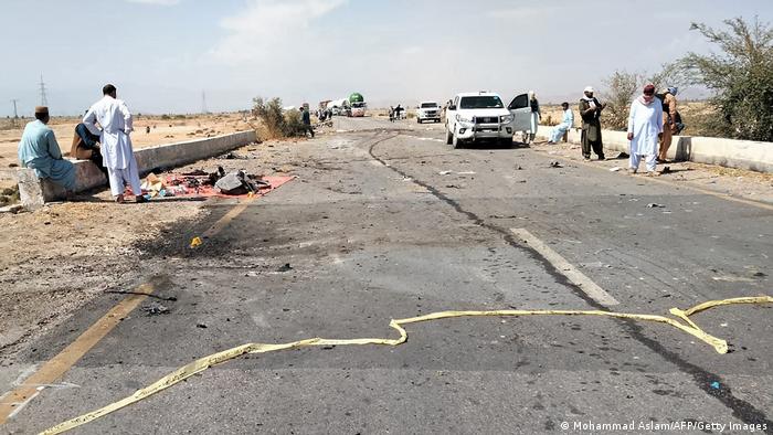 Oficiales de seguridad inspeccionan el lugar de la explosión cerca de Dhadar. Foto: DW