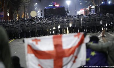 Enfrentamientos entre manifestantes y policías antimotines ayer en Tiflis.Foto: DW