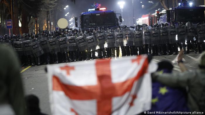 Enfrentamientos entre manifestantes y policías antimotines ayer en Tiflis.Foto: DW