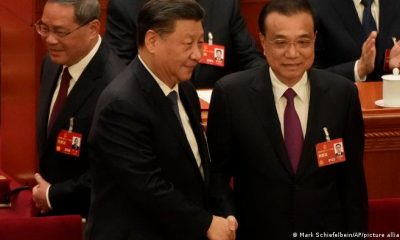 El presidente de China, Xi Jinping, estrecha manos con el nuevo primer ministro. Li Qiang. Foto: DW