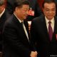 El presidente de China, Xi Jinping, estrecha manos con el nuevo primer ministro. Li Qiang. Foto: DW
