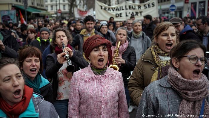 El principal eje de la reforma es retrasar la edad mínima de jubilación de los 62 años actuales a los 64. Foto: DW