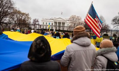 Un grupo de manifestantes pasa por delante de la Casa Blanca durante una marcha en favor de Ucrania, con motivo del primer aniversario de la invasión rusa. Foto: DW