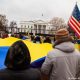Un grupo de manifestantes pasa por delante de la Casa Blanca durante una marcha en favor de Ucrania, con motivo del primer aniversario de la invasión rusa. Foto: DW