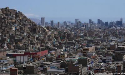 La infraestructura de Lima, ciudad enclavada en el desierto costero, no está preparada para ese tipo de fenómenos, alertan las autoridades. Lima, capita de Perú. Lima, capita de Perú. Los habitantes de Lima Metropolitana esperan este martes (14.03.2023) la posible caída de lluvias intensas que se podrían generar por la presencia del ciclón "Yaku" en el Océano Pacífico, a unos 500 kilómetros de la costa peruana. Las autoridades y los especialistas han alertado que las eventuales precipitaciones pluviales podrían generar inundaciones y serios daños en una ciudad de 10 millones de habitantes que está enclavada en medio del desierto costero peruano y cuya infraestructura no está preparada para las lluvias persistentes. Ante ese escenario, que llevó al alcalde de Lima, el ultraconservador Rafael López Aliaga, a pedir que los ciudadanos hagan una "cadena de oración", el gobierno de la presidenta Dina Boluarte declaró este lunes el estado de emergencia en 18 distritos de la capital y cuatro de la provincia vecina Callao. Esta decisión busca ejecutar medidas y acciones de excepción, "inmediatas y necesarias para la reducción del muy alto riesgo existente", así como de respuesta y rehabilitación que correspondan a los sectores afectados hasta el momento. Inundaciones en otras regiones La presencia de "Yaku" ya ha incrementado la caída de lluvias en el norte peruano, lo que ha generado grandes inundaciones por el desborde de ríos, así como deslizamientos de tierra en diferentes regiones del país. Reproducir Vídeo2:21 min Ciclón Yaku arrasa partes del norte de Perú Las autoridades han confirmado que siete personas fallecieron en los últimos días a causa de las lluvias, una en Trujillo, cuatro en Piura y dos en Lambayeque, mientras que 592 distritos se encuentran en riesgo alto o muy alto por los aludes, inundaciones y desprendimientos que las lluvias pueden ocasionar. Al presentar un balance sobre las acciones tomadas por el Gobierno para atender la emergencia, Boluarte aseguró este lunes que se trabaja "de manera incansable" para atender a los afectados y dejar soluciones concretas a los problemas que generan los fenómenos meteorológicos. El ministro de Defensa, Jorge Chávez, detalló que 5.000 miembros de las Fuerzas Armadas han sido desplegados para apoyar las operaciones de emergencia en diversas regiones, con todos los medios terrestres, navales y aéreos disponibles. Chávez reiteró que las lluvias pueden generar "escenarios críticos" en su país y dijo que, en el caso de Lima, se ha desplazado a especialistas y maquinaria del Ejército hacia las cuencas de los ríos Rímac, Chillón y Lurín, que recorren la capital peruana. Foto: DW