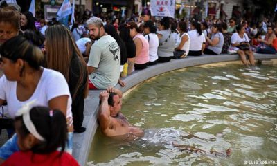 La gente trata de refrescarse durante la ola de calor en Argentina. Solo en Europa, unas 20.000 personas murieron por la ola de calor en agosto de 2022. Foto: DW