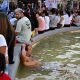 La gente trata de refrescarse durante la ola de calor en Argentina. Solo en Europa, unas 20.000 personas murieron por la ola de calor en agosto de 2022. Foto: DW