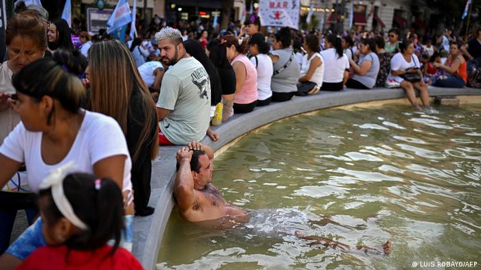 La gente trata de refrescarse durante la ola de calor en Argentina. Solo en Europa, unas 20.000 personas murieron por la ola de calor en agosto de 2022. Foto: DW