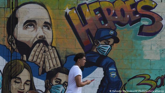 Con su estrategia de mano dura, Nayib Bukele ha reducido visiblemente la violencia de las pandillas en El Salvador. Foto: DW